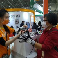 「機器人」橫行台灣醫療科技展 開刀房搬物資、中風復健全靠它