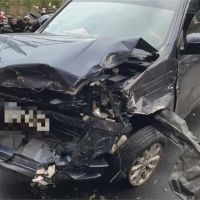 轎車失控自撞 保齡球式撞倒47輛機車