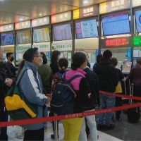 快新聞／收假日碰上台鐵瑞芳猴硐中斷 客運轉運站湧排隊人潮