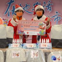 紅十字總會長王清峰　扮聖誕婆婆送弱勢學童背包文具