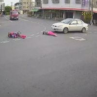 闖紅燈?阿嬤帶7月大孫女過馬路 嬰兒車遭撞飛