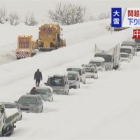 日本東北降下破紀錄暴雪　新潟高速公路仍有約千輛車受困