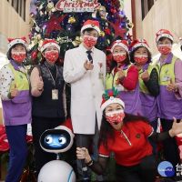 臺北醫院聖誕送暖　機器人獻唱院長報佳音