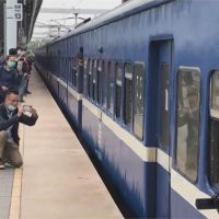 解憂列車「藍皮普快」 鐵道迷.民眾搶搭末班車