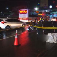 夫妻雙載擦撞人行道摔車 遭公車輾過1死1傷