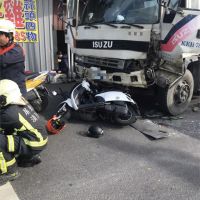 快新聞／混凝土車失控衝撞多台機車 騎士倒地6人急送醫搶救