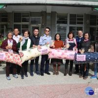 台南文山老學生向學　製棉公司送抱枕賀年場面溫馨