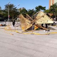 快新聞／強陣風一吹 台中市府前廣場聖誕樹也吹翻崩毀