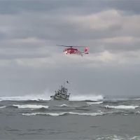 宜蘭漁船擱淺5漁工受困 海巡出動直升機救援