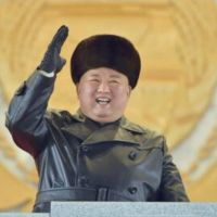 北朝鮮閱兵式大秀軍事肌肉！　展示「北極星5」新型潛射彈道飛彈