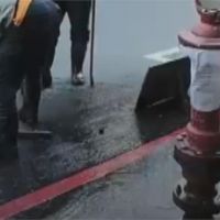 新莊傳消防栓壞掉 水流像噴泉般溢滿馬路