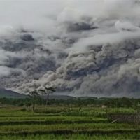 印尼東部火山噴發 灰燼達5600公尺高