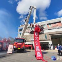 新北70公尺雲梯車　消防節正式服役