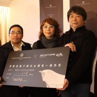 德國百年夢幻白瓷 赫斯特公益拍賣 白瓷金牛深耕偏鄉藝術種子