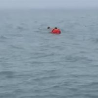 兩釣客遇漲潮受困海中 海巡人員及時救援