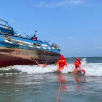 【有影】風大浪急漁船擱淺 淡水海巡馳援救出1台籍船長5印尼船員