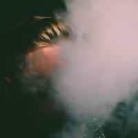 最新研究：電子煙害人產生「腦霧」！ 注意力潰散、記憶力缺損…