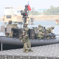 【有影】春節戰備／「黑色閃電」新式突擊艇參演 載陸戰隊員強行登艦