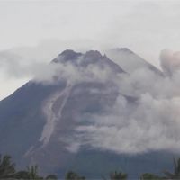 印尼梅拉比火山噴發 火紅岩漿留下山坡1500公尺