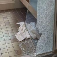 嚇! 旅館浴室玻璃門爆裂 民眾不滿受驚還索賠