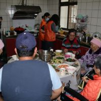 伊甸「愛‧圍爐」深入宜蘭偏鄉  一桌佳餚溫暖雙老家庭