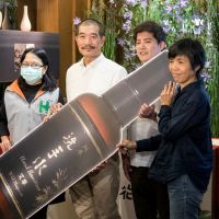 阿原肥皂十五年有成 捐愛心守護第一線抗疫志工英雄 首場「青草藥美力花園」名人座談-江榮原 x 謝哲青美力開講