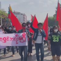 緬甸逾10年最大抗議 10萬人湧街頭反政變