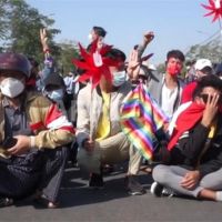 警突襲翁山蘇姬政黨總部 傳女示威者中彈腦死