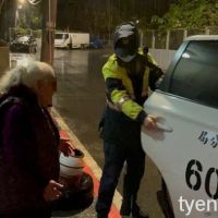 86歲老婦雨中迷途 中新派出所胡藤耀機警協助返家