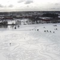 芬蘭素人藝術家與11位志工 用腳踩出美麗雪花圖