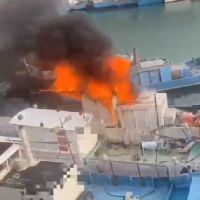 快新聞／永安漁港船隻竄火舌 海巡、消防聯手搶救