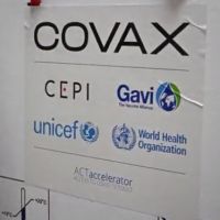 快新聞／COVAX首批60萬劑AZ疫苗今抵迦納 民眾免費接種