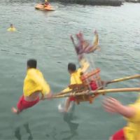 快新聞／野柳神明淨港6神轎跳入海 重現百年經典畫面