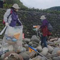 龜山島3月1日開放 360名志工登島挽袖淨灘