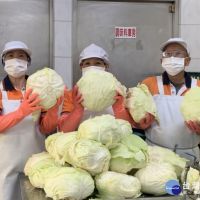 用行動支持農民　黃偉哲認購1500顆高麗菜為學童加菜