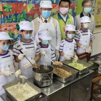 臺南黃偉哲市長認購1500顆高麗菜為學童午餐加菜，用行動支持農民