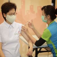 鼓勵香港民眾接種新冠疫苗　林鄭月娥帶頭施打