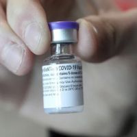 日本啟動疫苗接種 首批四萬醫護人員施打