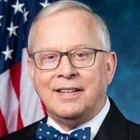 首位現任國會議員染疫身亡 德州眾議員萊特辭世