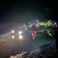原鄉林道探險車輛受困溪床　警民合作即時救援