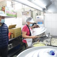 提升學校營養午餐品質　賴峰偉宣示兩年內全縣設置共廚