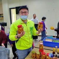 愛心企業採購鳳梨支持台灣果農　中市議員牽線送據點