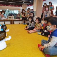 屏東縣立圖書館智慧機器人《凱比》上場陪孩子唱跳、說故事