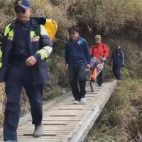 登山客遭落石砸中 消防員「特製獨輪車」高效救援