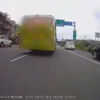 馬路當賽道!? 公車司機危險駕駛慘丟飯碗