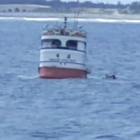 快新聞／台東富岡漁港外海漁船翻覆 落海2人「抱釣魚冰箱」被救起