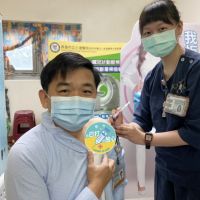 首批AZ新冠肺炎疫苗開打 院長郭昭宏帶頭積極響應