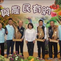 嘉義市長黃敏惠「與農民有約」　贈賀匾給市農會選任當選人