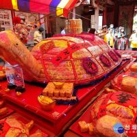 彰化威惠宮288斤「福壽龜」為開漳聖王祝壽 信眾「博杯」帶回家