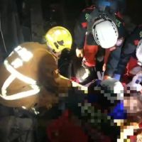 快新聞／「有一個呼吸脈搏我們先救出去！」警消協力救出重傷女乘客畫面曝